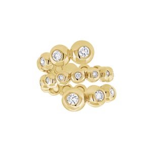 Puede incluir: Un anillo dorado con un grupo de diamantes redondos engastados en bisel. El diseño del anillo incorpora múltiples elementos circulares, creando una apariencia en capas. Los diamantes son claros y brillan contra el oro pulido.