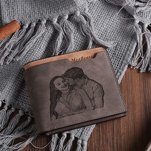 Cartera de cuero personalizada para hombre - Regalo personalizado para novio, papá o esposo / Cartera con foto grabada / Regalo de aniversario y Navidad