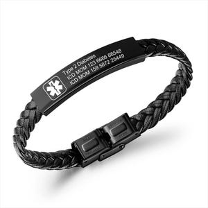 Pode incluir: Pulseira de couro preto com uma placa de metal preto gravada com "Type 2 Diabetes, ICD MOM 123 6666 86548, ICD MOM 159 5872 25449" e um símbolo médico.
