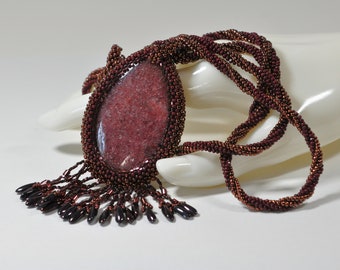 Grande Teardrop Burgundy Sunstone Pendant Beadwoven Collana