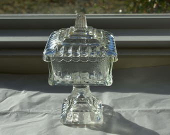 Bonbonnière vintage Jeannette en verre pressé transparent sur piédestal avec couvercle.