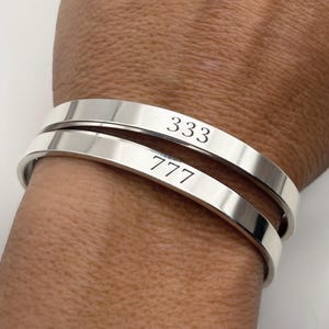 エンジェルナンバー カフブレスレット。333 11:11 555 666 111 222 444 555 777 カフ。スピリチュアルサイン。5.5インチ～7.5インチ。純銀製。