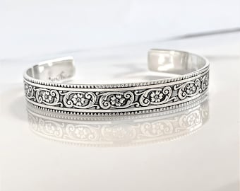 Brazalete de plata de ley con relieve floral - Joyería con mensaje secreto