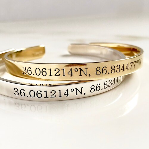 Bracelet manchette 15 cm avec coordonnées gravées. Bijou latitude/longitude. Bijou GPS personnalisé. Tatum Bradley