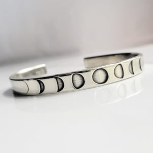 Armband med månfas. Det är bara en fas-Luna-manschett. Massivt sterlingsilver. Älskar dig ända till månen. Tillverkad i USA.