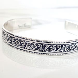 Mutter der Braut / Mutter des Bräutigams Manschette Geschenk. Secret Message Armband Floral geprägte Manschette Schmuck. Massives Sterling Silber