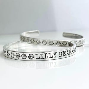 Pulseira com estampa de pata. Pulseira rígida com estampa de cachorro ou gato. Joia para animais de estimação. Prata de lei maciça. TatumBradleyCo