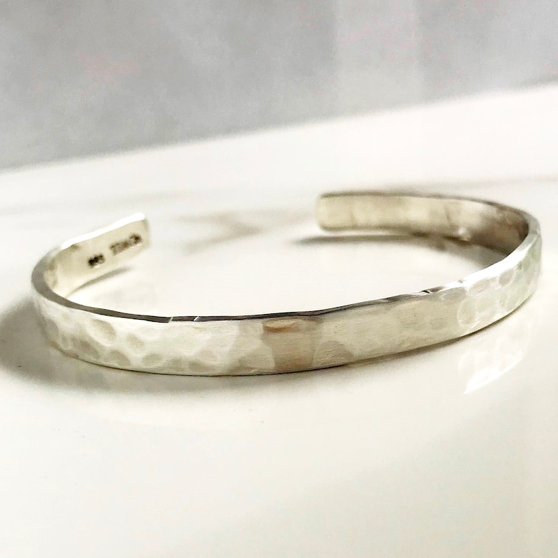 Brazalete de plata maciza con mensaje oculto. Plata 925 martillada de 14 a 20 cm x 6 mm. Pulsera para hombre o mujer. Regalo para el Día del Padre. imagen 3