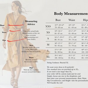 Pode incluir: Uma mulher em um vestido bege com cinto &eacute; mostrada ao lado de uma tabela de medidas corporais. A tabela lista as medidas de busto, cintura e quadris em cm para os tamanhos XXS a XL. Conselhos de medi&ccedil;&atilde;o tamb&eacute;m est&atilde;o inclu&iacute;dos.