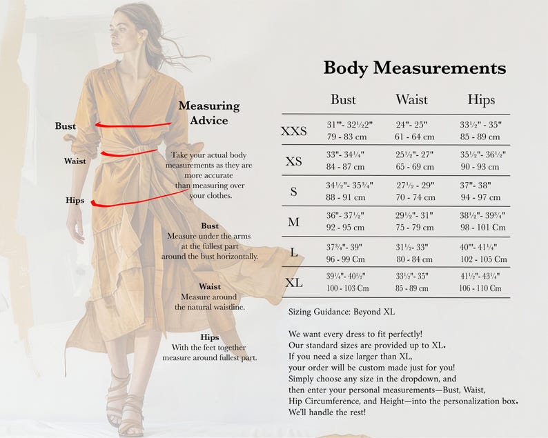 Pode incluir: Uma mulher em um vestido bege com cinto &eacute; mostrada ao lado de uma tabela de medidas corporais. A tabela lista as medidas de busto, cintura e quadris em cm para os tamanhos XXS a XL. Conselhos de medi&ccedil;&atilde;o tamb&eacute;m est&atilde;o inclu&iacute;dos.