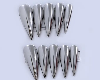 Unghie finte stiletto color argento cromato audaci - Unghie finte metalliche lunghe e appuntite per un'estetica punk audace e Y2K - Unghie fantastiche