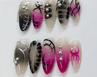 Rosa Svarta Grunge Press On Naglar Y2K Estetiska Lösnaglar Silver Nitar Limmade Naglar Edgy Emo Nagelkonst Set
