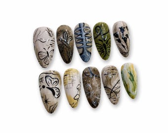 Fee Grunge Skizze Drücken Sie auf die Nägel | Libelle & Schmetterling Ink Art | Handgemachtes Gel-Set in Erdtönen