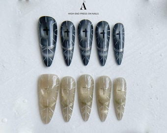 Unghie finte a forma di occhio di gatto con croce gotica / Nail art a stiletto con linea glitterata oro blu navy / Unghie in gel fatte a mano / Lunghe