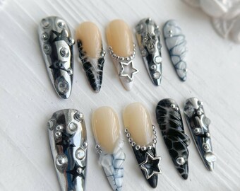 Unghie finte cromate argento grunge Y2K / Charms a stella e croce, vortici 3D color carne nero / Set in gel fatto a mano con stiletto lungo gotico
