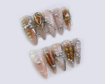 Unghie finte a stiletto iridescenti di lusso con dettagli cromati / Nail art 3D d'avanguardia / Decorazioni cromate scintillanti