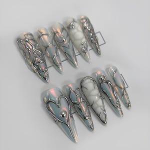 Iridescent Silver Chrome Press On Nails Liquid Metal False Nails Abstrakcyjne Serce Klejone Paznokcie Futurystyczny Unikalny Zestaw Paznokci