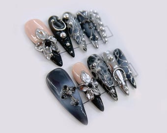 Unghie finte gotiche nere e argento, scolpite, dall'estetica scura / Unghie lunghe a stiletto riutilizzabili / Unghie metalliche nere