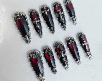 Unghie finte stiletto rosso vino gotico con ciondoli a croce argentati e bordi cromati / Armatura punk Y2K scura / Set in gel fatto a mano