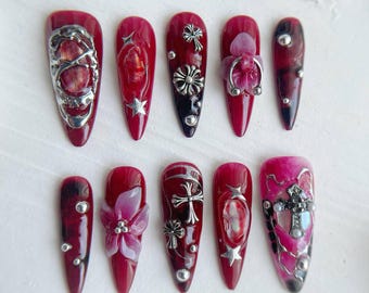 Unghie finte stiletto rosso vino gotico / Ciondoli a croce in argento e piercing a fiore 3D / Set fatto a mano in stile grunge punk Y2K scuro