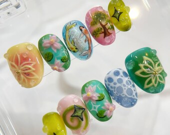 Unghie finte giapponesi con motivo Koi Pond / Loto dipinto a mano, pesce Koi e fiori 3D / Set in gel primaverile color mandorla/ovale pastello