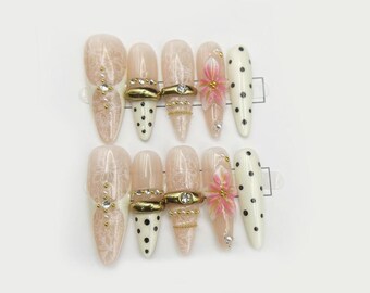 Unghie finte nude in pizzo / Nail art con strass a pois e giglio con anello dorato 3D / Unghie in gel fatte a mano / Stiletto