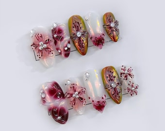 Nail art floreale iridescente 3D squisita: fiori scolpiti di lusso con perle e strass su eleganti unghie finte.