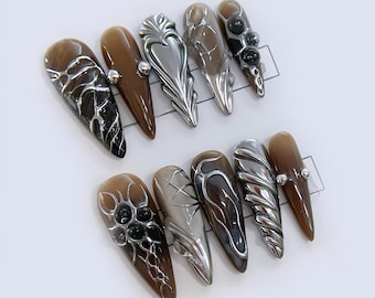 Unghie finte marroni e metallizzate / Nail art astratta futuristica / Manicure riutilizzabile glamour / Design metallico con dettagli argentati 3D