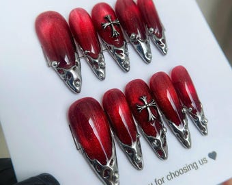 Unghie finte effetto occhi di gatto rosso vampiro con punte cromate argento e ciondolo a croce / Forma a stiletto gotica / Unghie in gel riutilizzabili di lusso