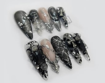 Unghie finte cromate nere e argento, unghie finte gotiche con croce e stella 3D, unghie con colla, set di nail art punk rock audace