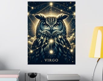 Op de afbeelding: Een donkerblauwe en gouden uil met een sterrenbeeld en het woord "VIRGO" eronder.