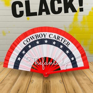 Ventaglio pieghevole a tema Cowboy Carter con stampa patriottica a stelle rosse, bianche e blu, perfetto accessorio per concerti o regalo per feste.