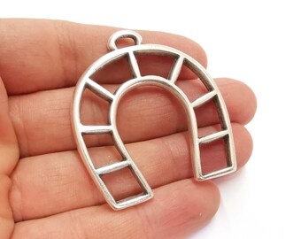 8 Horseshoe pendants antique silver tone A551