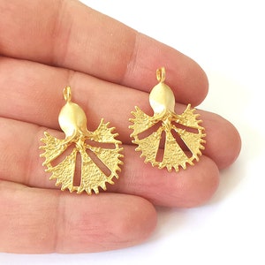 2 dijes de flores de clavo de oro, latón chapado en oro (31x23mm) G23897