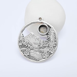 Bergskogsbezelhänge, 8 mm rund infattning, antik silverzamak, 43 x 38 mm, G38149