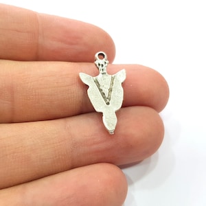 Puede incluir: Encanto de plata en forma de cabeza de ciervo con un diseño en forma de V en la parte delantera.