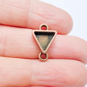Triangulär bezel-kopplingshänge, geometrisk öppen baksida, antikkopparpläterad, 10 mm, G37784