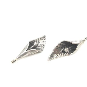 Breloques fleurs en argent antique (28 x 9 mm) G9642