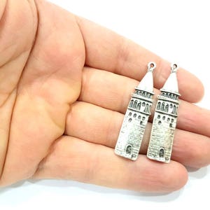 Puede incluir: Dos colgantes de plata con forma de la Torre de Galata en Estambul, Turqu&iacute;a. Los colgantes tienen un dise&ntilde;o detallado y son perfectos para la elaboraci&oacute;n de joyas.