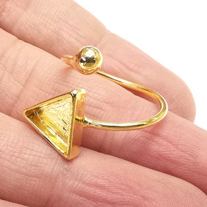 Anillo de oro brillante con cabeza esférica, triángulo, engastes en bisel, base de resina, montaje de cabujón, base de anillo ajustable de latón dorado (10 mm en blanco) G27130
