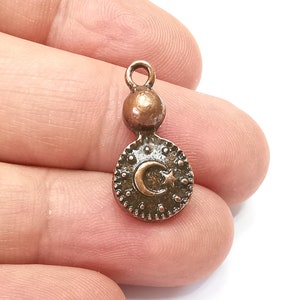 Maan- en sterbedels, (dubbelzijdig) bungelbedels, halvemaan- en sterbedels, antiek koperverguld (23x11mm) G33888