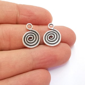 スパイラルチャーム アンティークシルバーメッキチャーム (17 x 12 mm) G20633