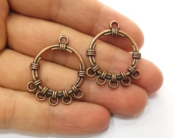 Op de afbeelding: Twee koperkleurige metalen oorbelcomponenten. Elke component is een cirkelvormig frame met decoratief gewikkeld draad en kleine bungelende lussen. De componenten hebben een rustieke, antieke uitstraling, geschikt voor het maken van sieraden.