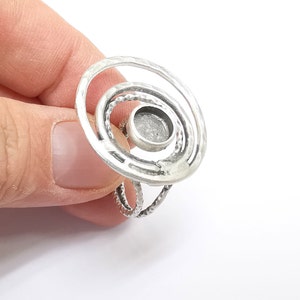 Omcirkelde ringinstelling, onbewerkte cabochon, harsring, ringbevestiging, epoxyframe, verstelbaar antiek verzilverd messing 8 mm G35239