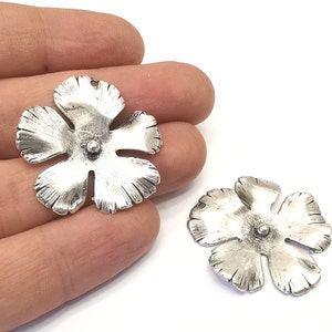 2 breloques fleurs Breloques en laiton plaqué argent vieilli (34 x 33 mm) G26135