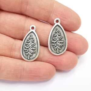 Dijes de pino bañados en plata antigua (28 x 15 mm) G26590