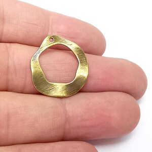 Breloques ondulées brossées, Breloques rondes incurvées, Breloques creuses, Connecteur en bronze, Pièces de collier, Breloques plaquées bronze antique 24 x 23 mm G36077