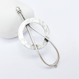 Pendentif cercle martelé abstrait moderne, breloque boucle d'oreille, pendentif bohème, pièces de collier, zamac plaqué argent antique 73 x 32 mm G36474