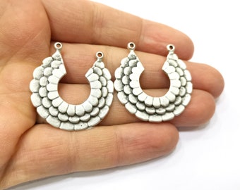 Puede incluir: Tres pendientes de aro de plata con un diseño decorativo de forma escalonada. Los aros están abiertos y listos para ser enhebrados con cuentas o abalorios.