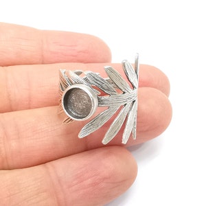 Puede incluir: Anillo de plata con diseño de hoja y un bisel redondo vacío para agregar una piedra u otro adorno.